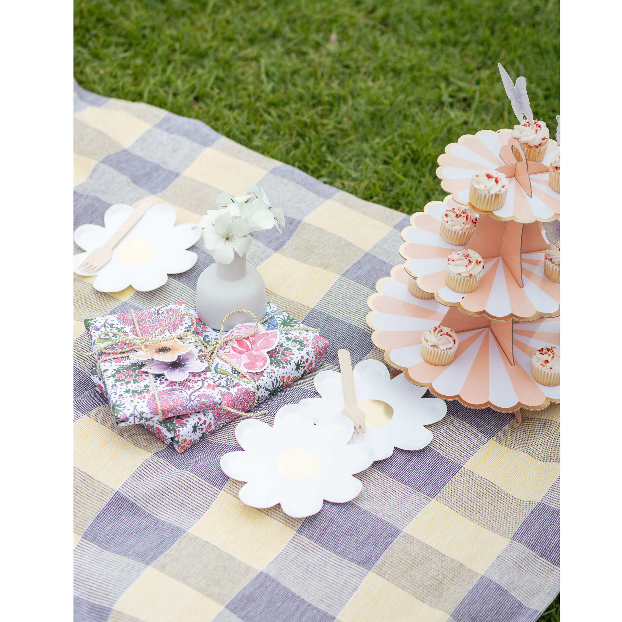 Daisy Plates, White (set of 10)